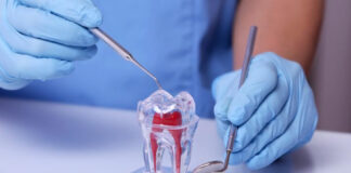 dentista trabalhando em endodontia